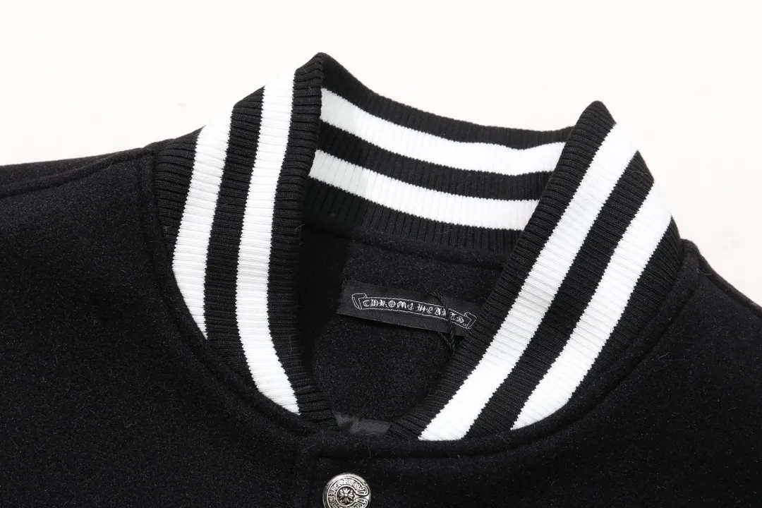 P370 Model No. Y621 Chromehearts/Chrome Hearts Embroidered Letters Leather Sleeves Stitched Baseball Jacket Channel Boutique The most popular baseball jacket among fashionable men and fashionable women. There are versions at all levels in the market (you must compare the details). The most powerful quality control has been producing and researching baseball uniforms for 7 years. The details are exquisite. With it, you are the most beautiful boy in the world. The paint-coated full-face four-button buckle (button with LOGO), the average weight of the fabric is nearly 900 grams, and it is made of wool + eyeliner blended, custom-woven and dyed wool with high color fastness. The lining is made of silky and delicate cupro fiber! The texture is thick, the color is more uniform and beautiful, and the sharp edges and corners are full of three-dimensionality, showing laziness, casualness, and youthful vitality! size：M-XXL